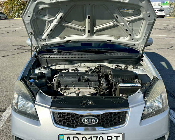 Серый Киа Рио, объемом двигателя 1.4 л и пробегом 219 тыс. км за 4500 $, фото 18 на Automoto.ua
