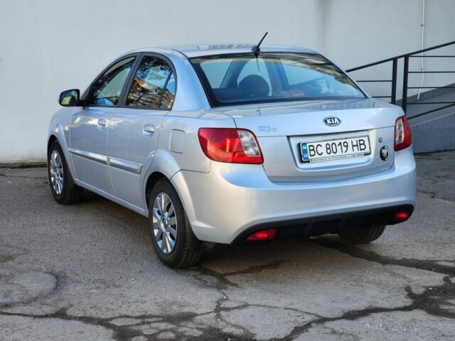 Серый Киа Рио, объемом двигателя 1.3 л и пробегом 207 тыс. км за 5400 $, фото 3 на Automoto.ua