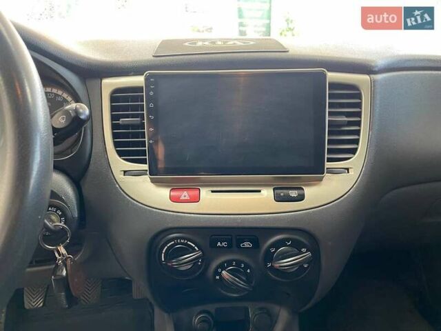 Серый Киа Рио, объемом двигателя 1.4 л и пробегом 98 тыс. км за 5990 $, фото 23 на Automoto.ua