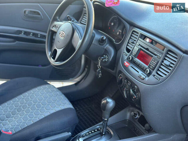 Серый Киа Рио, объемом двигателя 1.4 л и пробегом 227 тыс. км за 6750 $, фото 67 на Automoto.ua