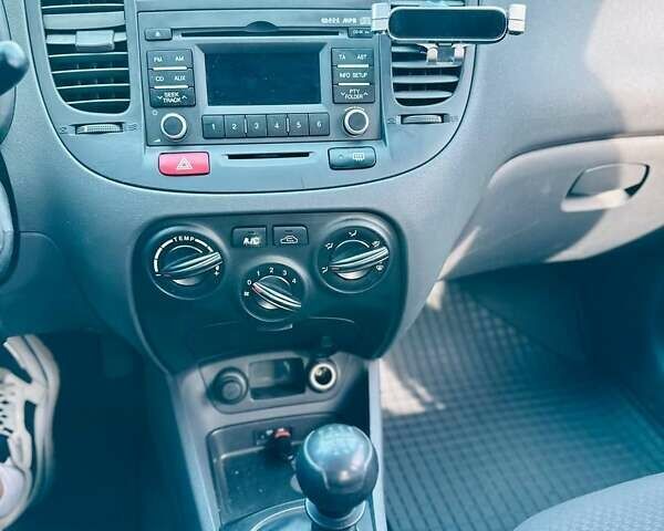 Серый Киа Рио, объемом двигателя 1.4 л и пробегом 140 тыс. км за 5800 $, фото 31 на Automoto.ua