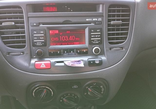 Серый Киа Рио, объемом двигателя 1.4 л и пробегом 301 тыс. км за 3700 $, фото 13 на Automoto.ua