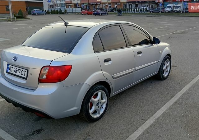 Серый Киа Рио, объемом двигателя 1.4 л и пробегом 301 тыс. км за 3700 $, фото 1 на Automoto.ua