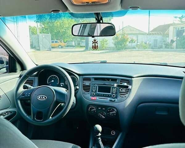 Серый Киа Рио, объемом двигателя 1.4 л и пробегом 140 тыс. км за 5800 $, фото 36 на Automoto.ua