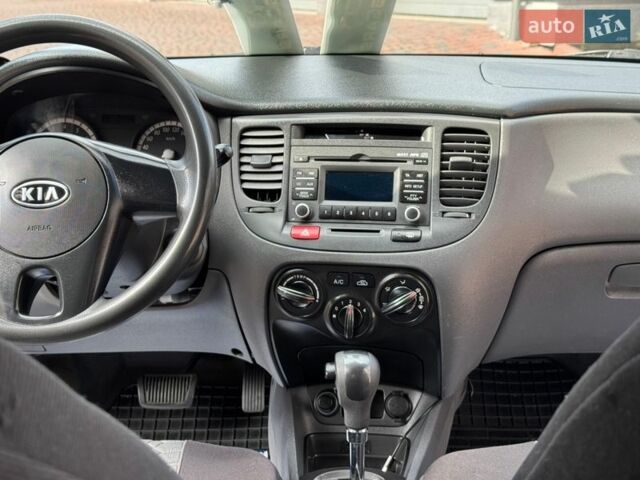 Серый Киа Рио, объемом двигателя 1.4 л и пробегом 227 тыс. км за 6750 $, фото 66 на Automoto.ua