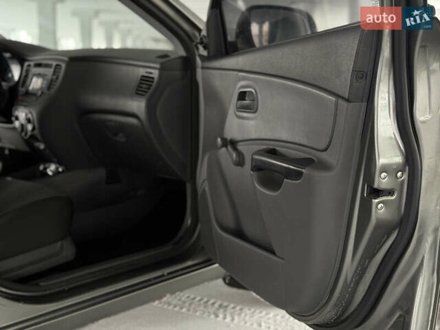 Серый Киа Рио, объемом двигателя 1.4 л и пробегом 99 тыс. км за 5500 $, фото 15 на Automoto.ua