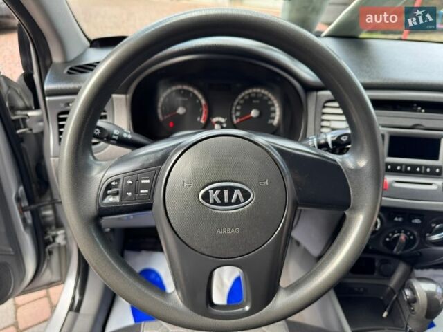 Серый Киа Рио, объемом двигателя 1.4 л и пробегом 227 тыс. км за 6850 $, фото 86 на Automoto.ua