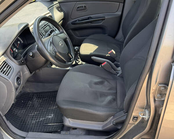 Серый Киа Рио, объемом двигателя 1.4 л и пробегом 277 тыс. км за 3999 $, фото 6 на Automoto.ua
