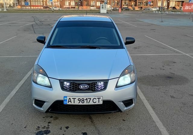 Серый Киа Рио, объемом двигателя 1.4 л и пробегом 301 тыс. км за 3700 $, фото 6 на Automoto.ua