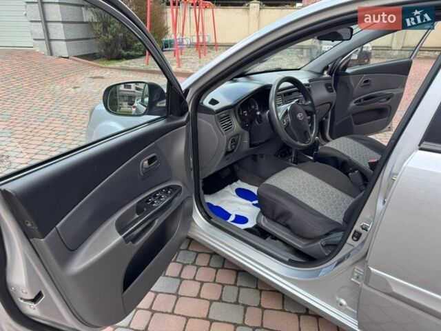 Серый Киа Рио, объемом двигателя 1.4 л и пробегом 227 тыс. км за 6850 $, фото 96 на Automoto.ua