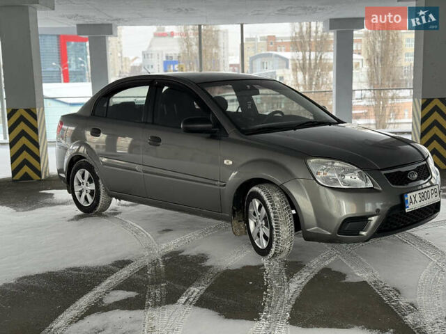 Серый Киа Рио, объемом двигателя 1.4 л и пробегом 99 тыс. км за 5500 $, фото 3 на Automoto.ua