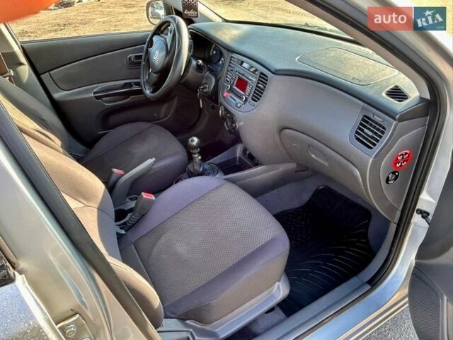 Серый Киа Рио, объемом двигателя 1.5 л и пробегом 190 тыс. км за 5800 $, фото 12 на Automoto.ua