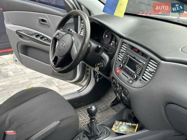 Серый Киа Рио, объемом двигателя 1.49 л и пробегом 297 тыс. км за 5999 $, фото 36 на Automoto.ua