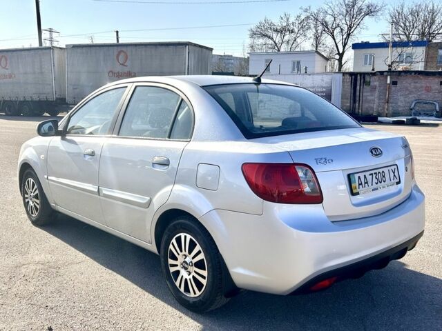 Сірий Кіа Ріо, об'ємом двигуна 1.5 л та пробігом 160 тис. км за 5800 $, фото 5 на Automoto.ua