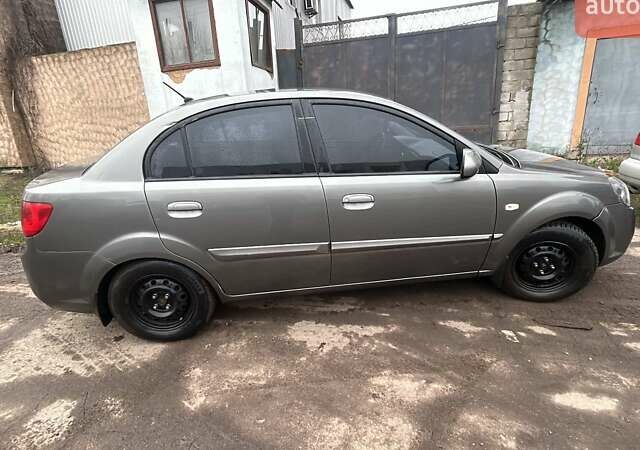 Серый Киа Рио, объемом двигателя 1.49 л и пробегом 200 тыс. км за 5500 $, фото 1 на Automoto.ua