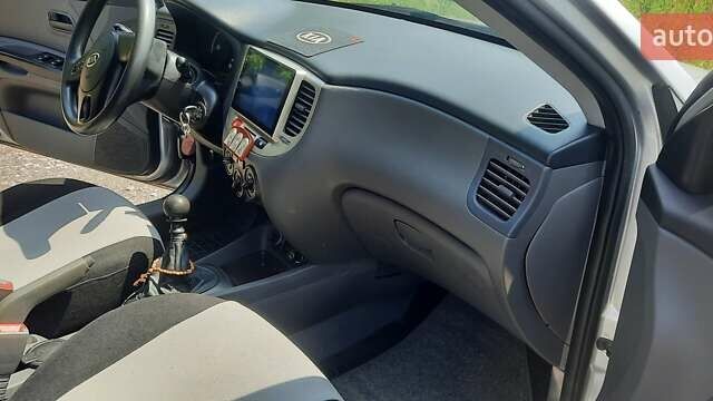 Сірий Кіа Ріо, об'ємом двигуна 1.4 л та пробігом 96 тис. км за 7292 $, фото 14 на Automoto.ua
