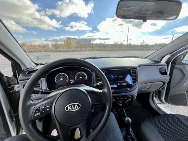 Сірий Кіа Ріо, об'ємом двигуна 1.4 л та пробігом 219 тис. км за 4500 $, фото 16 на Automoto.ua