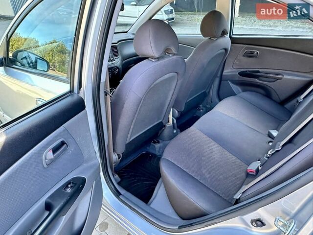 Серый Киа Рио, объемом двигателя 1.5 л и пробегом 190 тыс. км за 5800 $, фото 13 на Automoto.ua