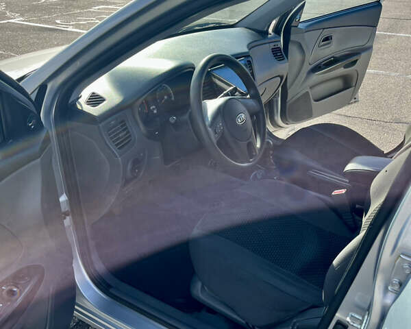Серый Киа Рио, объемом двигателя 1.4 л и пробегом 219 тыс. км за 4500 $, фото 25 на Automoto.ua
