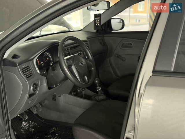 Серый Киа Рио, объемом двигателя 1.4 л и пробегом 99 тыс. км за 5500 $, фото 18 на Automoto.ua
