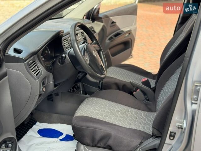 Серый Киа Рио, объемом двигателя 1.4 л и пробегом 227 тыс. км за 6850 $, фото 74 на Automoto.ua