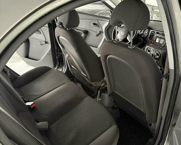 Серый Киа Рио, объемом двигателя 1.4 л и пробегом 99 тыс. км за 5500 $, фото 13 на Automoto.ua