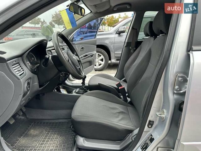Серый Киа Рио, объемом двигателя 1.49 л и пробегом 297 тыс. км за 5999 $, фото 22 на Automoto.ua