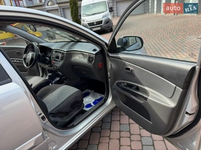 Серый Киа Рио, объемом двигателя 1.4 л и пробегом 227 тыс. км за 6750 $, фото 62 на Automoto.ua