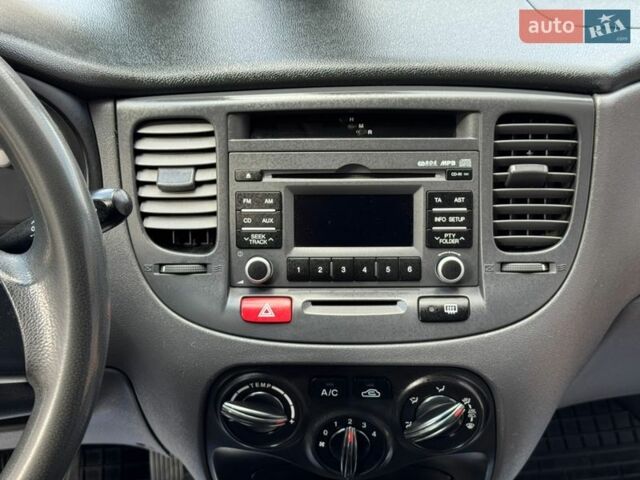 Серый Киа Рио, объемом двигателя 1.4 л и пробегом 227 тыс. км за 6850 $, фото 87 на Automoto.ua