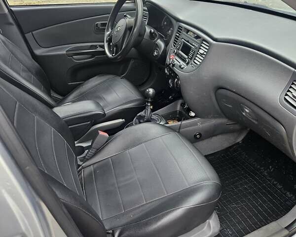 Сірий Кіа Ріо, об'ємом двигуна 1.34 л та пробігом 330 тис. км за 4200 $, фото 8 на Automoto.ua