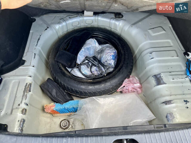 Серый Киа Рио, объемом двигателя 1.4 л и пробегом 219 тыс. км за 4500 $, фото 24 на Automoto.ua