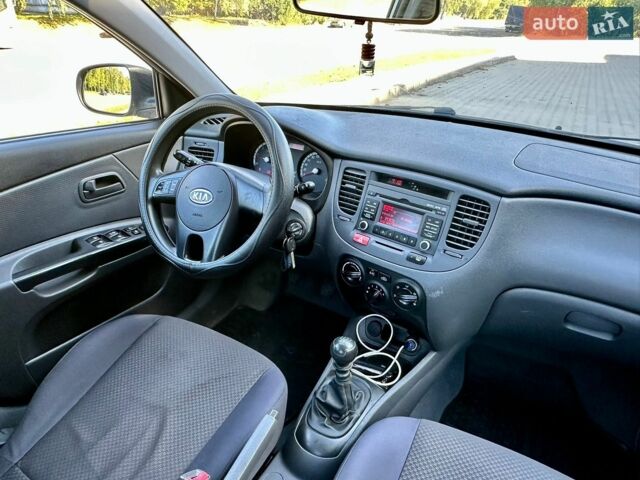 Серый Киа Рио, объемом двигателя 1.5 л и пробегом 190 тыс. км за 5800 $, фото 16 на Automoto.ua