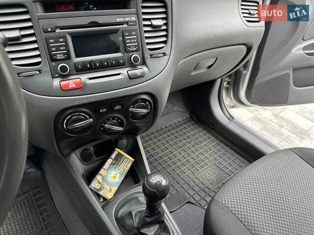 Серый Киа Рио, объемом двигателя 1.49 л и пробегом 297 тыс. км за 5999 $, фото 26 на Automoto.ua