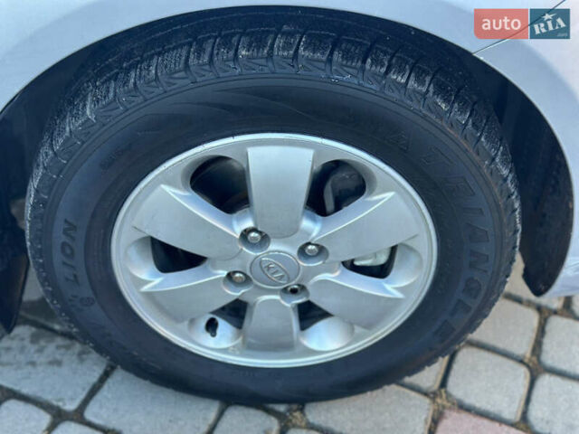Серый Киа Рио, объемом двигателя 1.4 л и пробегом 227 тыс. км за 6750 $, фото 40 на Automoto.ua