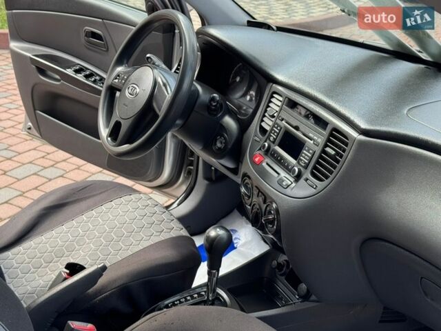 Серый Киа Рио, объемом двигателя 1.4 л и пробегом 227 тыс. км за 6750 $, фото 53 на Automoto.ua