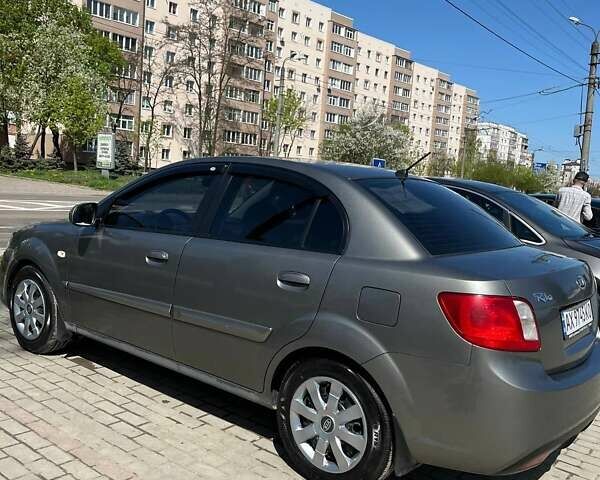 Серый Киа Рио, объемом двигателя 1.4 л и пробегом 152 тыс. км за 4500 $, фото 1 на Automoto.ua