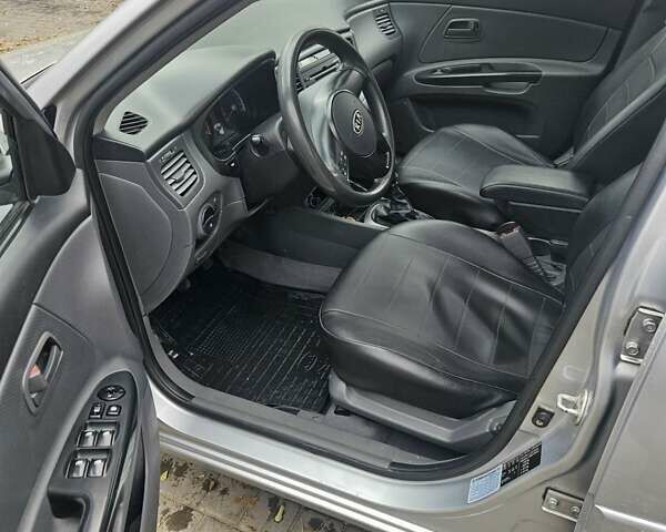 Сірий Кіа Ріо, об'ємом двигуна 1.34 л та пробігом 330 тис. км за 4200 $, фото 7 на Automoto.ua