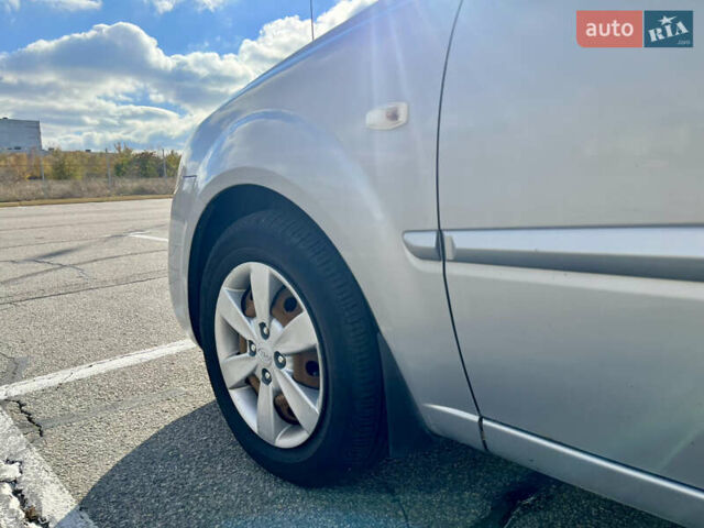 Серый Киа Рио, объемом двигателя 1.4 л и пробегом 219 тыс. км за 4500 $, фото 13 на Automoto.ua