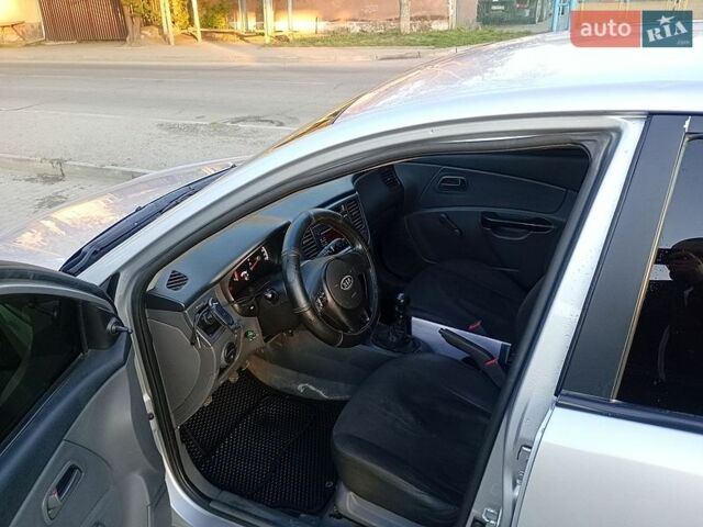 Серый Киа Рио, объемом двигателя 1.4 л и пробегом 301 тыс. км за 3700 $, фото 8 на Automoto.ua