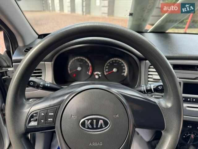 Серый Киа Рио, объемом двигателя 1.4 л и пробегом 227 тыс. км за 6750 $, фото 84 на Automoto.ua