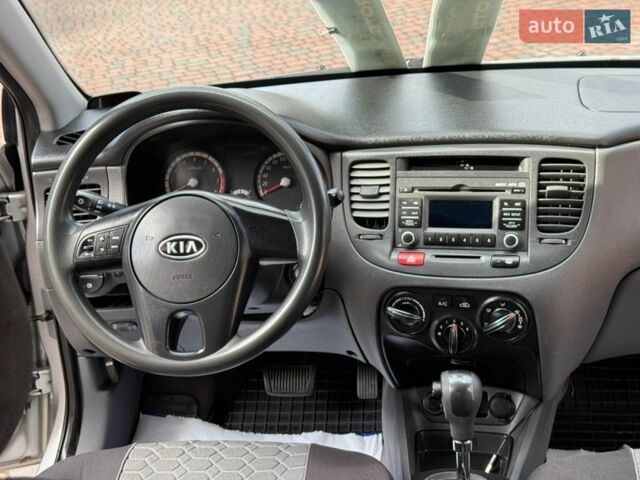 Серый Киа Рио, объемом двигателя 1.4 л и пробегом 227 тыс. км за 6750 $, фото 67 на Automoto.ua