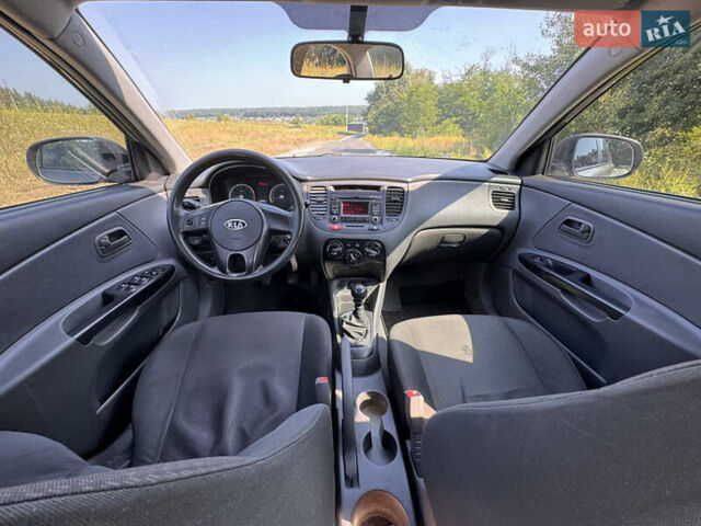 Серый Киа Рио, объемом двигателя 1.4 л и пробегом 275 тыс. км за 4700 $, фото 5 на Automoto.ua