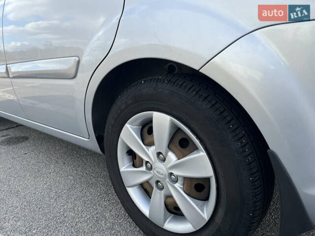 Серый Киа Рио, объемом двигателя 1.4 л и пробегом 219 тыс. км за 4500 $, фото 12 на Automoto.ua