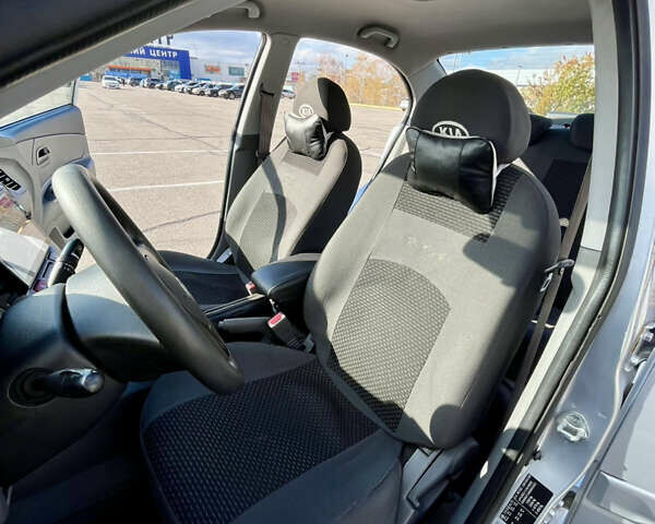 Серый Киа Рио, объемом двигателя 1.4 л и пробегом 219 тыс. км за 4500 $, фото 39 на Automoto.ua