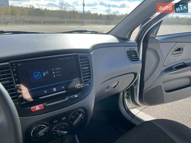 Серый Киа Рио, объемом двигателя 1.4 л и пробегом 219 тыс. км за 4500 $, фото 32 на Automoto.ua
