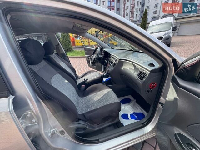 Серый Киа Рио, объемом двигателя 1.4 л и пробегом 227 тыс. км за 6750 $, фото 48 на Automoto.ua