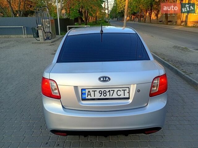 Серый Киа Рио, объемом двигателя 1.4 л и пробегом 301 тыс. км за 3700 $, фото 2 на Automoto.ua