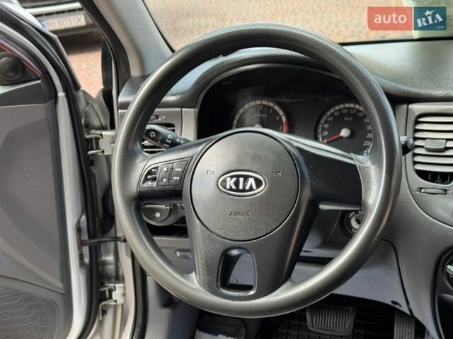 Серый Киа Рио, объемом двигателя 1.4 л и пробегом 227 тыс. км за 6850 $, фото 63 на Automoto.ua