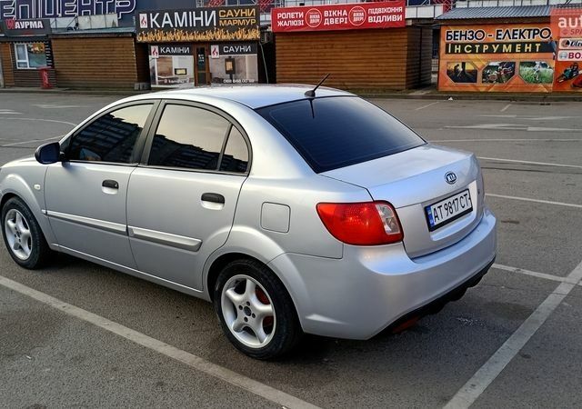 Серый Киа Рио, объемом двигателя 1.4 л и пробегом 301 тыс. км за 3700 $, фото 8 на Automoto.ua