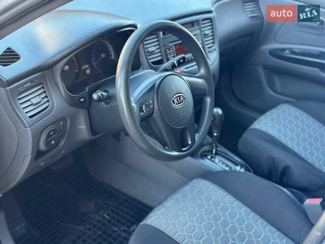 Серый Киа Рио, объемом двигателя 1.4 л и пробегом 227 тыс. км за 6750 $, фото 46 на Automoto.ua
